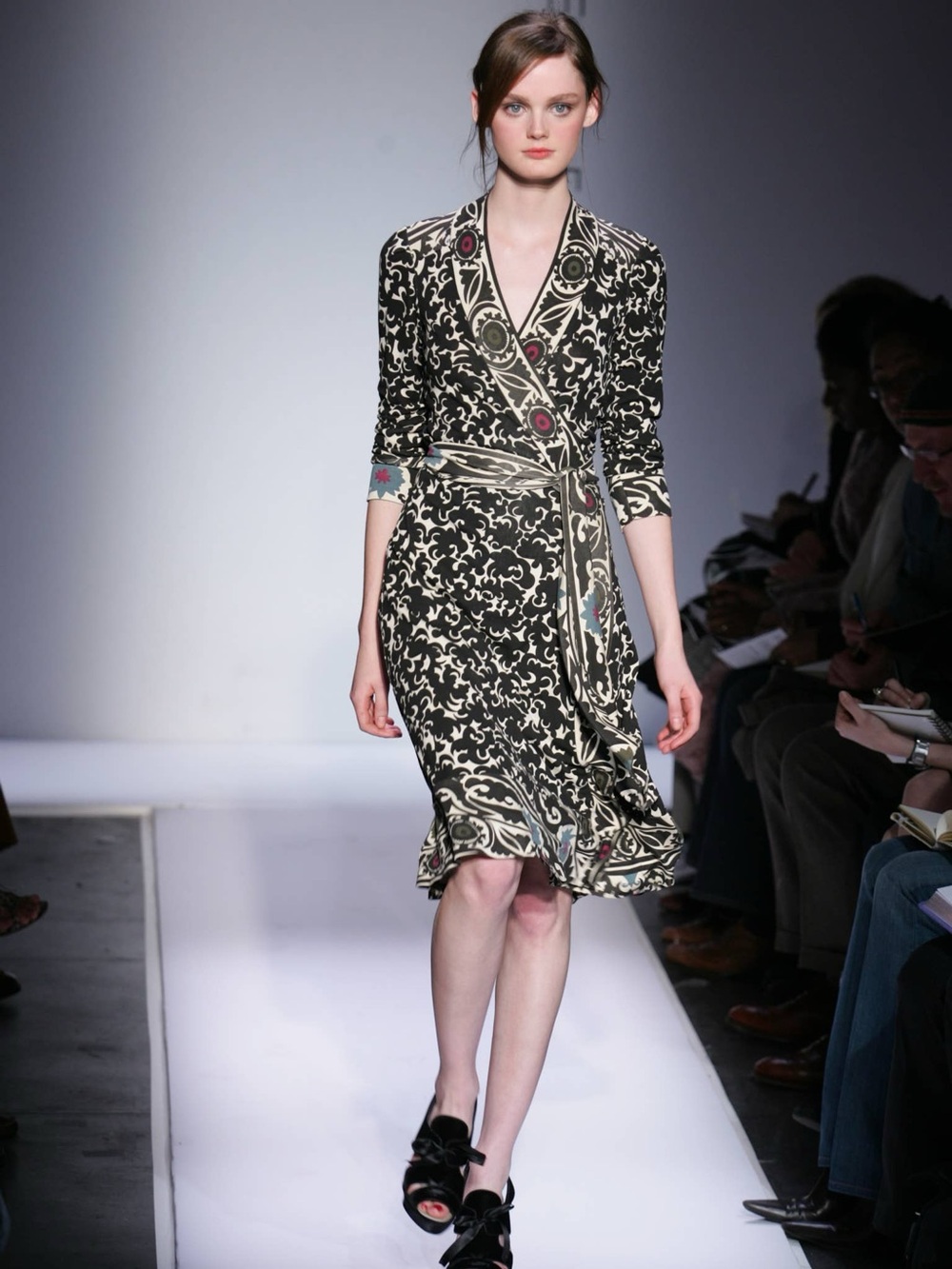 Diane VonFurstenberg Black and Cream Printed Wrap Dress Classic 100% Silk 6
